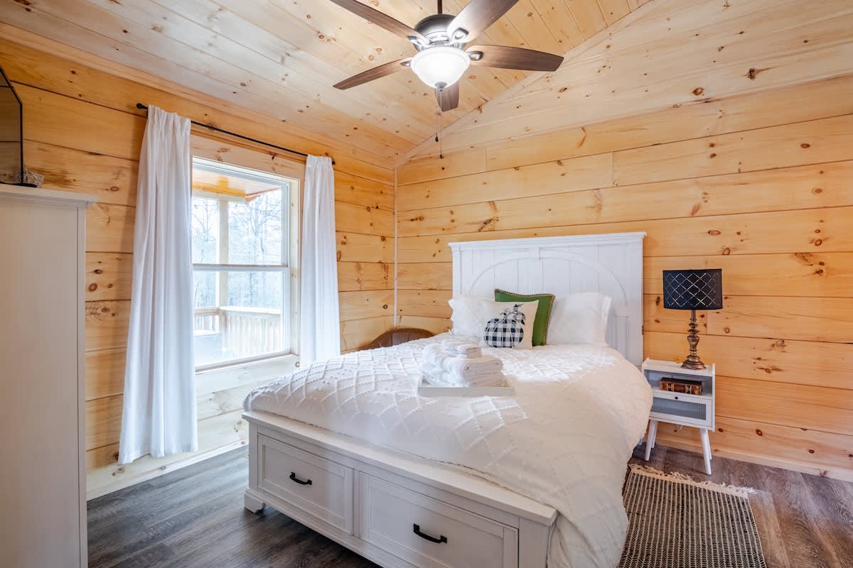 בחדר שינה אחד יש מיטת קווין סייז עם שמיכת אווז רכה. מגבות ושמיכות נוספות זמינות במגירות למרגלות המיטה. כריות נוספות נמצאות בחלק העליון של הארון.