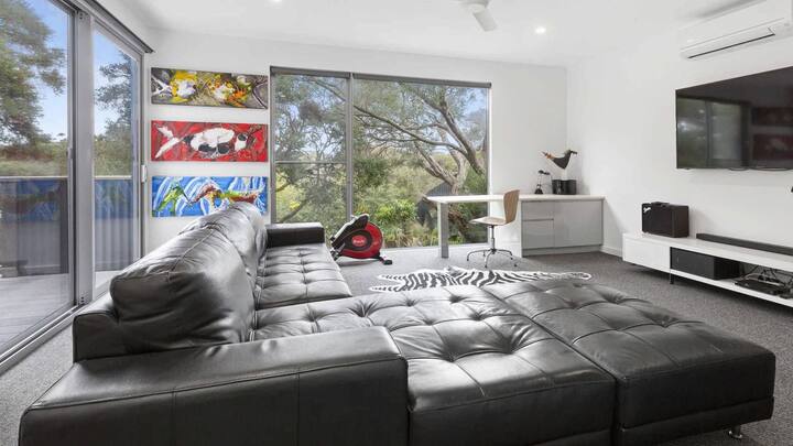 Соба Rumpus опремена со велосипед за вежбање, машина за веслање., биро, мини фрижидер, машина за кафе и кауч на спуштање (на барање) Со пристап до надворешната тераса