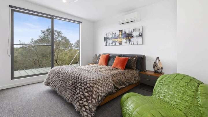 Главна спална соба со брачен кревет кој се наоѓа на првиот кат, во комплет со сопствена бања.