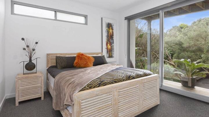 Брачна спална соба со сопствена и лизгачка врата која се отвора кон убаво уредената предна градина