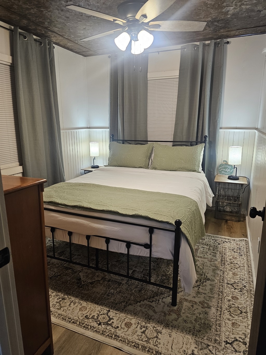 Спална соба бр.1 брачен кревет (широк 150-179 см)