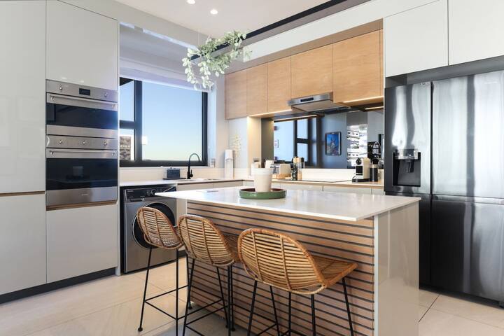 Relaxing Boho style Home With pool in Green Point gallery image 3