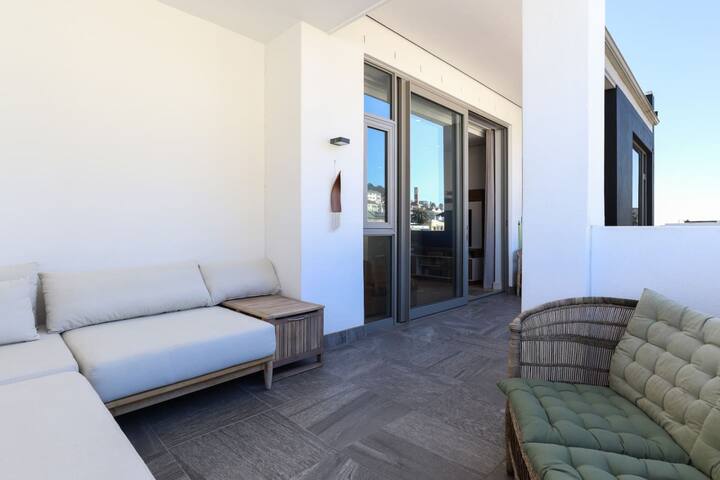 Relaxing Boho style Home With pool in Green Point gallery image 5