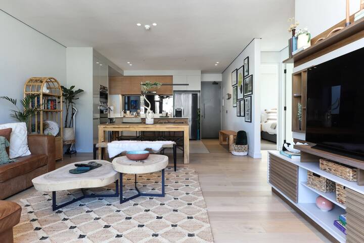 Relaxing Boho style Home With pool in Green Point gallery image 2