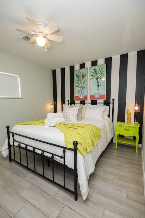 Near Universal • Heated Pool + Grill • Sleeps 12