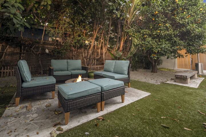 PB Villa- Fire Pit, Big Yard, Mins from the beach gallery image 4