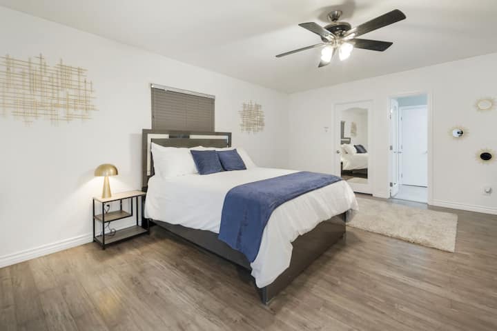 Dhoma kryesore e gjumit: Dizajni elegant plotëson rehatinë me një atmosferë të ndritshme dhe dekor elegant.