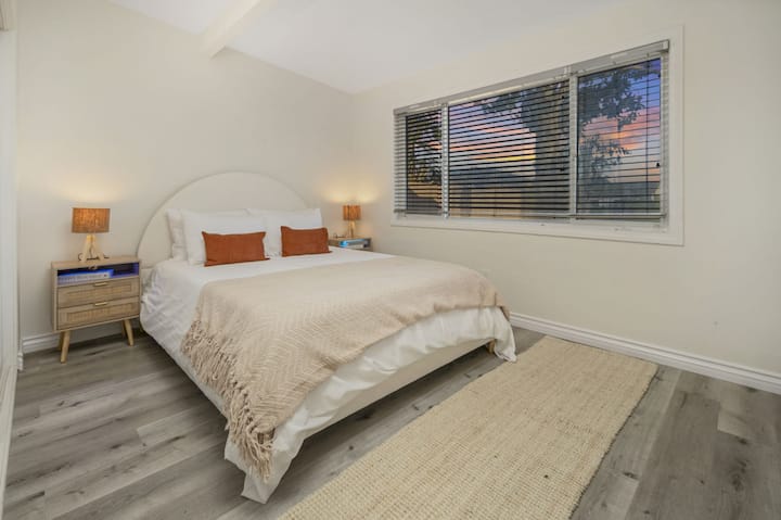 Dhoma 3- Krevat dopio "Queen": Shijo pamjet mahnitëse të perëndimit të diellit nga pushimi yt i qetë, me dekor elegant dhe ndriçim të ngrohtë!