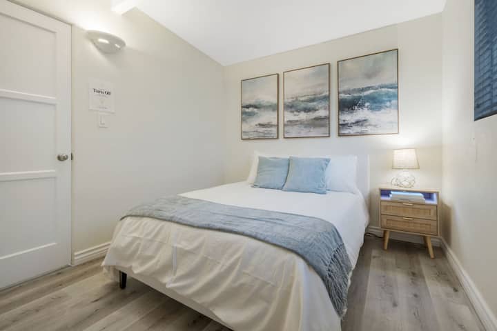 Dhoma e gjumit 4 - Krevat i plotë: Qetëso krevatin e plotë me dekor plazhi dhe ndriçim të butë për netët çlodhëse!