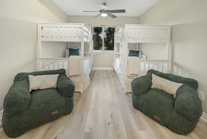 Dhoma 1 - Dy krevate: E përkryer për familjet, me dy krevate elegantë dhe karrige të rehatshme!