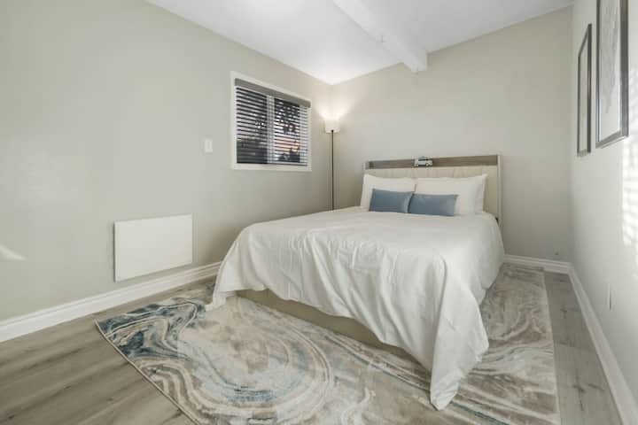 Dhoma e gjumit 2 - Krevat dopio "Queen": Shtëpi e ndritshme dhe ftuese me shtroja prej pelushi dhe dekor elegant. E përkryer për t 'u çlodhur!