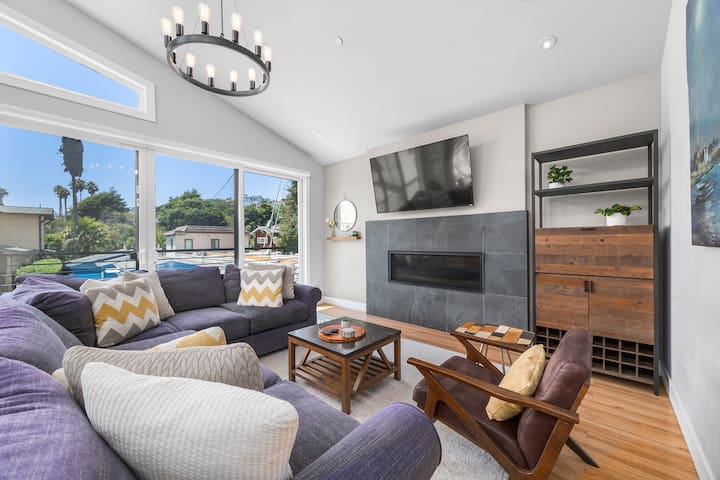 4 Bedroom Luxury in Capitola Village w/ parking! gallery image 2