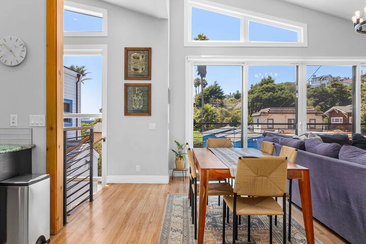 4 Bedroom Luxury in Capitola Village w/ parking! gallery image 5