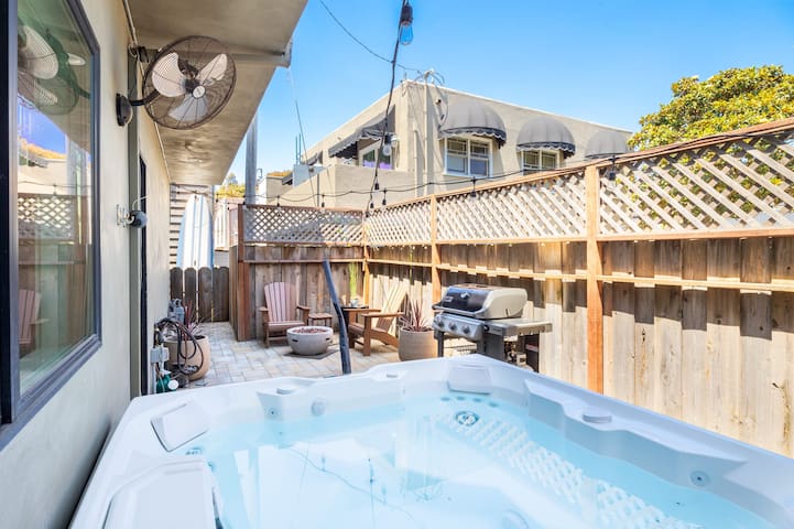 4 Bedroom Luxury in Capitola Village w/ parking! gallery image 4