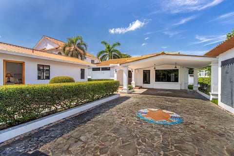 Lux Beachfront Oasis in Gorgona