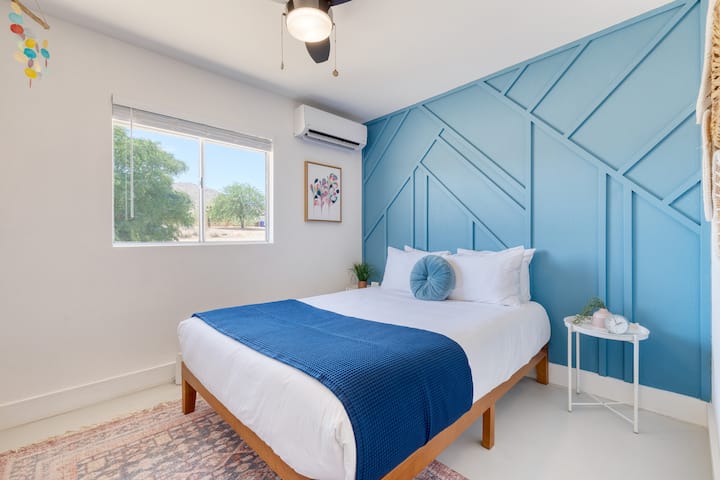 3 საძინებელში არის საწოლი 152 × 203 სმ.