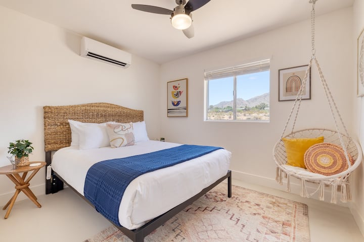 2 საძინებელში არის საწოლი 193 × 203 სმ.