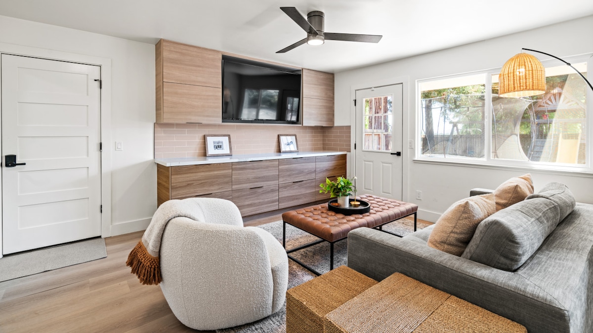 Საცხოვრებელი მეორე ტელევიზორითა და მოსაზღვრე სამზარეულოთი