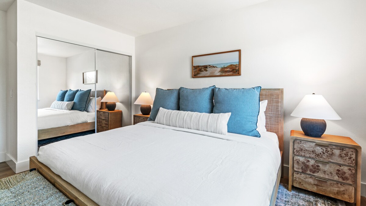 Მეორე საძინებელი აღჭურვილია ორადგილიანი საწოლითა და სრული კარადით