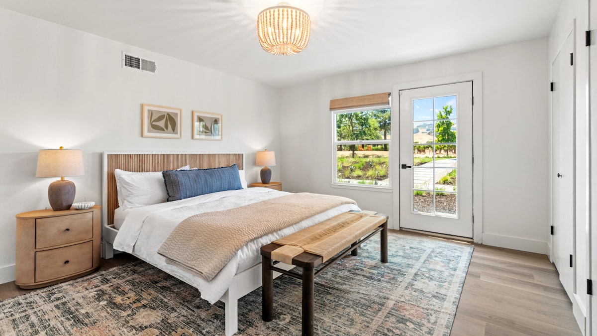 Მთავარი საძინებელი უკანა ეზოთი, მთავარი სააბაზანოთი და კარადაში გასეირნებით.