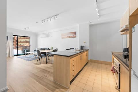 Convenient East Perth Stay with Free Parking