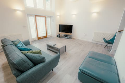 Popular Airbnb listing: Ocean City Drake's Den 8 with Free Parking. in Wembury