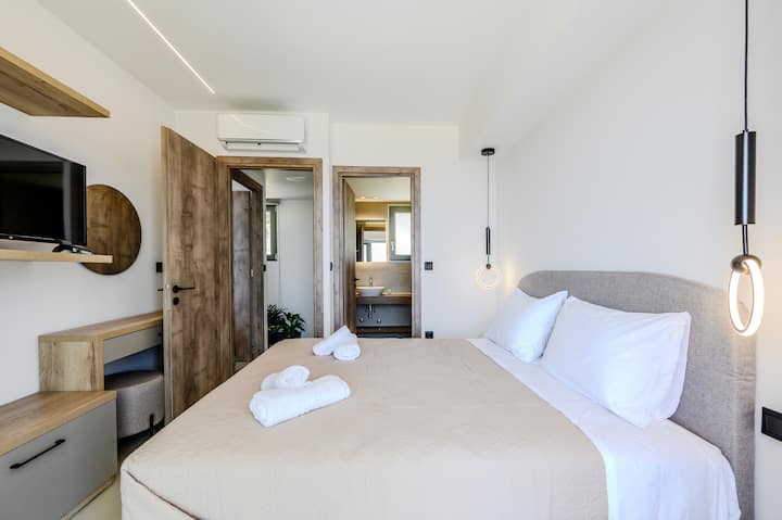 Villa Katerina 1, dormitorio moderno con una cama doble