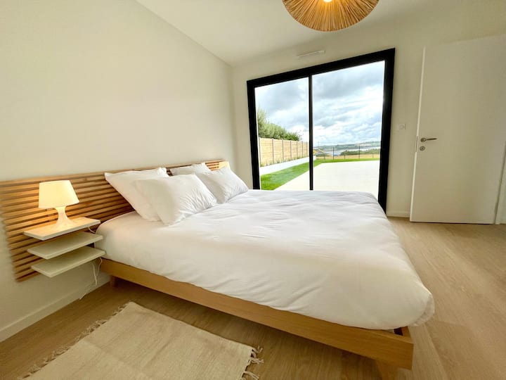 Spálňa 2, manželská posteľ, vlastná kúpeľňa so sprchovacím kútom