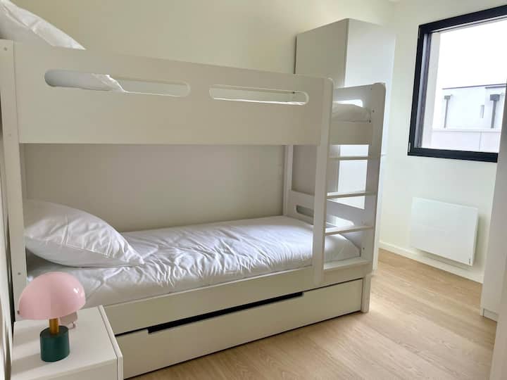 Spálňa 3 dve poschodové postele 