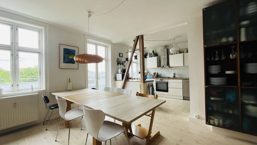 Vesterbro – 2 Levels-2 Bathrooms-3 Br – 6 People (