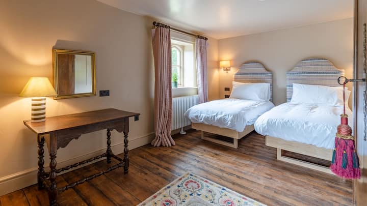 Спалня 3 елегантно завършва първия етаж на Upper Lodge 