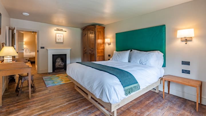 Главната спалня в Upper Lodge е елегантна и спокойна 