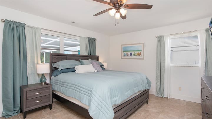 Pohodlná manželská posteľ King v hlavnej spálni