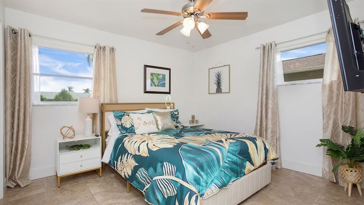 Pohodlná manželská posteľ a stropný ventilátor v izbe pre hostí