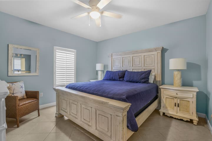 מיטת קינג סייז בחדר שינה 2