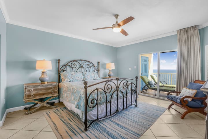 יש מיטת קינג סייז בחדר השינה הראשי של Admirals Quarters 1402.