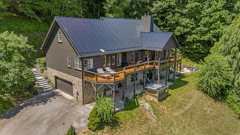 Luxury Pet Retreat + Hot Tub + Biltmore Pass