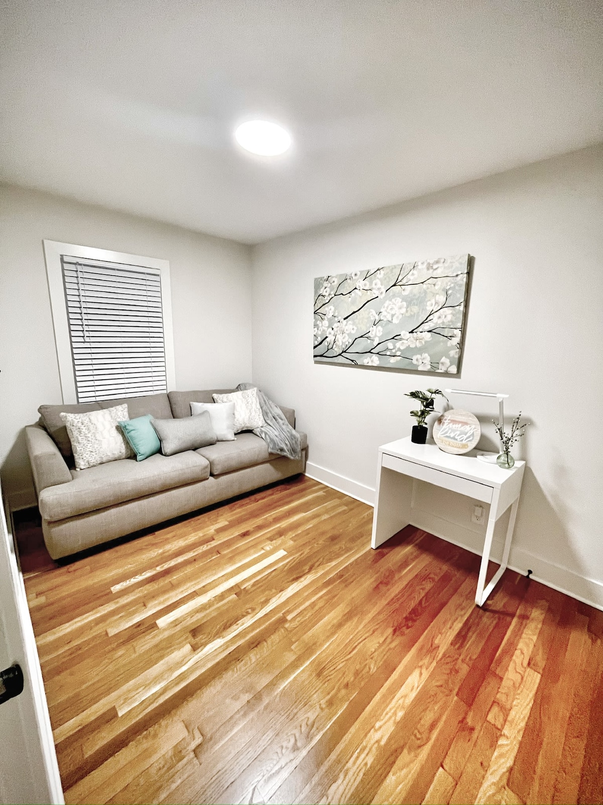 سرير أريكة قابل للسحب بحجم كوين مع مكتب عمل.