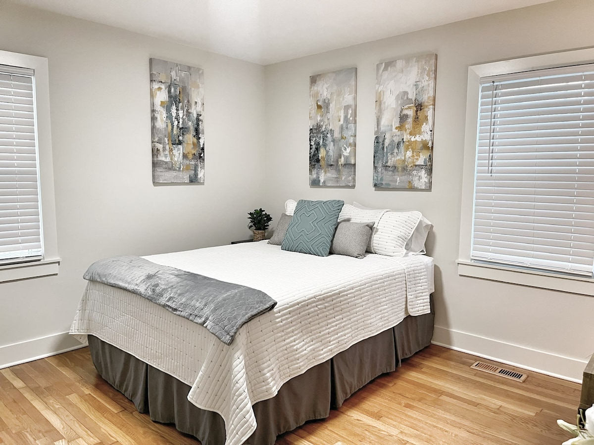 غرفة كوين بديكور أنيق وإضاءة طبيعية.