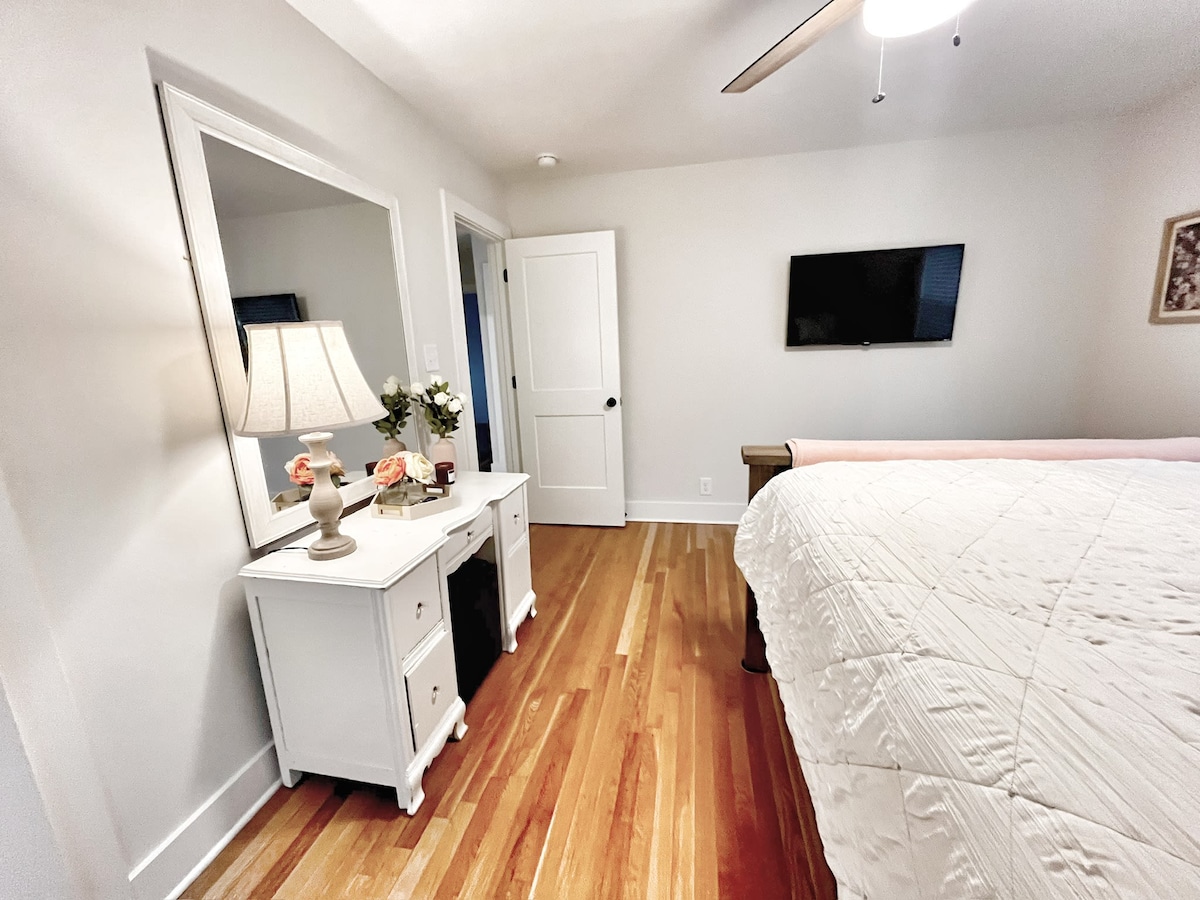 غرفة نوم أساسية مع تلفزيون روكو الذكي 43 بوصة ومكتب عمل للمسافرين الرحالة.