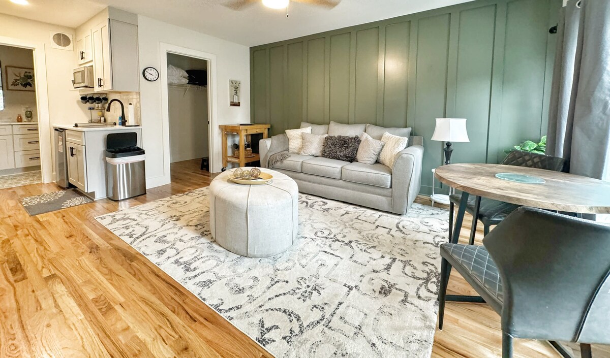 يلتقي التصميم الحديث بالسحر الجنوبي مع أرضيات خشبية دافئة وإضاءة ناعمة.