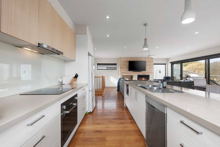 Aireys Nest – Modern Home in Excellent Location gallery image 3