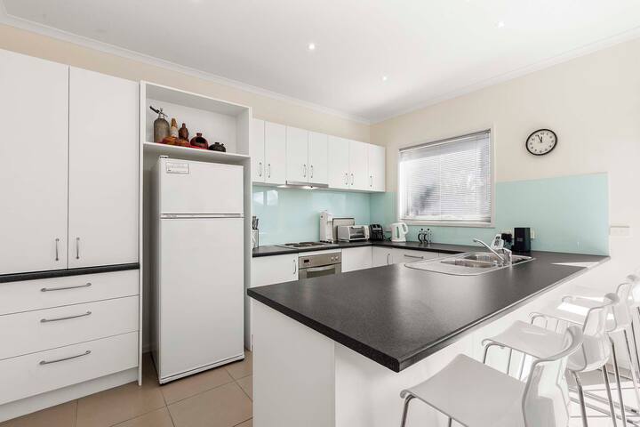 Retro Twist , Modern Town House gallery image 3