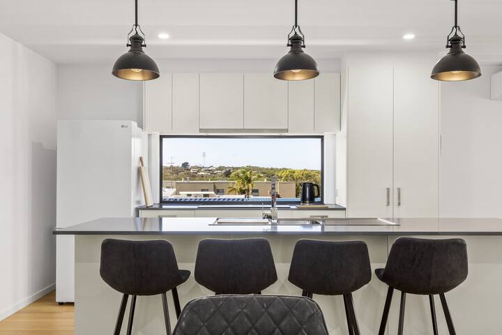 Holmly 2 – Premium Position, Walk to Everything! gallery image 5