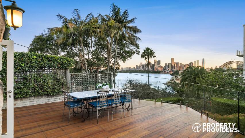 Uber Luxury 3 Bed Apt + Amazing Harbour Views! gallery image 4