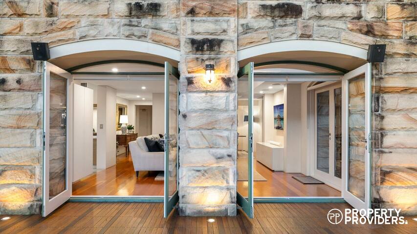 Uber Luxury 3 Bed Apt + Amazing Harbour Views! gallery image 2