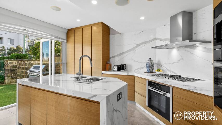 Uber Luxury 3 Bed Apt + Amazing Harbour Views! gallery image 3