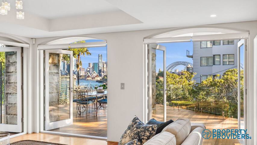 Uber Luxury 3 Bed Apt + Amazing Harbour Views! gallery image 5