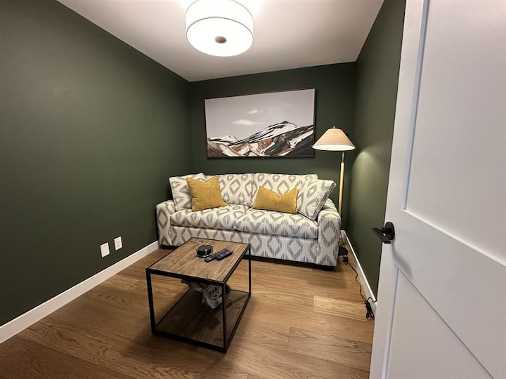 Მყუდრო საცხოვრებელი დიდი გასაშლელი დივნით