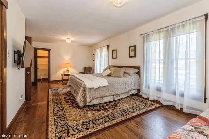 Veliki bračni krevet s pametnim televizorom i prostorom za sjedenje